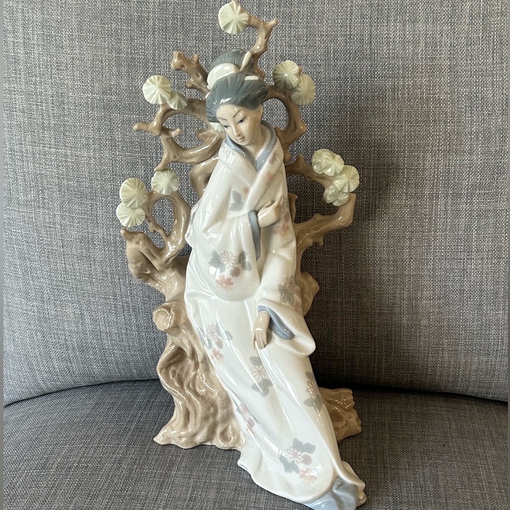 Vintage Retired Japanese Geisha Lladro from the Asian Inspiration Collection